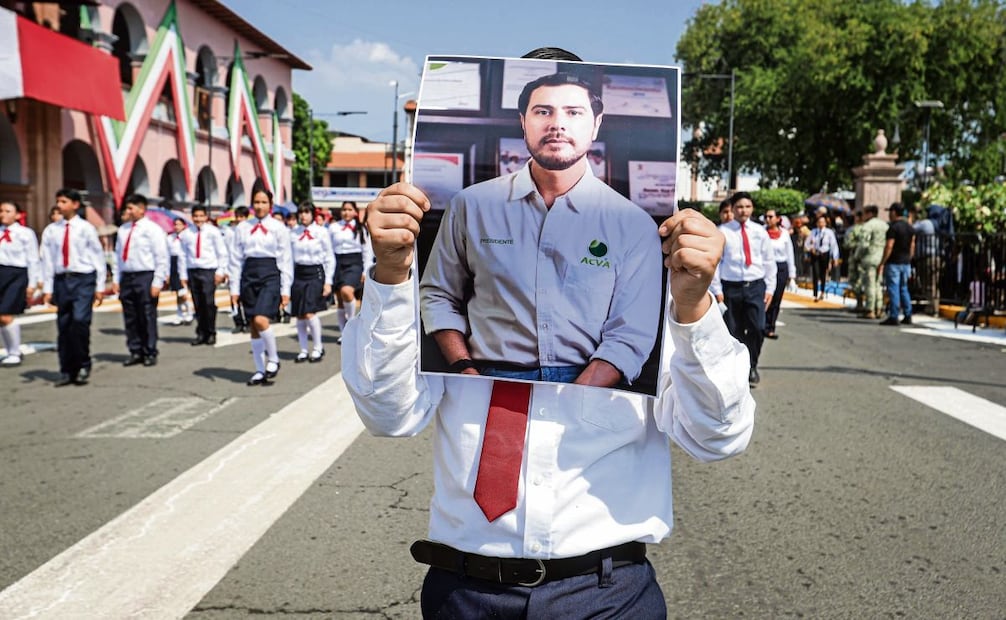 Alumnos y profesores del colegio Instituto Ilustración participaron en el desfile del 211 aniversario de la Constitución de Apatzingán con fotografías de Bernardo Bravo. Foto: Gabriel Pano / EL UNIVERSAL