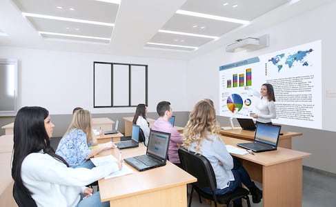 Epson apuesta por la proyección tecnológica para reducir la brecha educativa