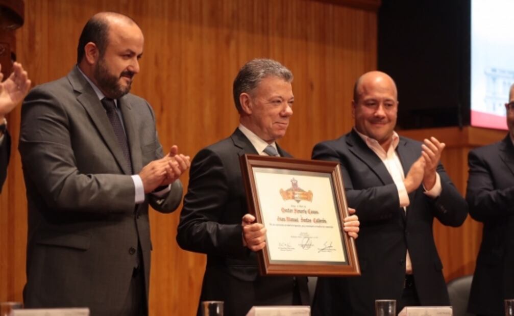 Juan Manuel Santos llama a alejarse del "malsano caudillismo"