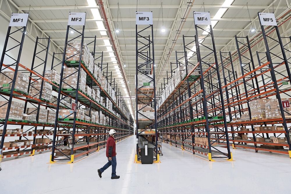 Los anaqueles del almacén están en su mayoría vacíos, sólo se tenían 18 mil piezas de medicamentos. Foto: Berenice Fregoso | El Universal