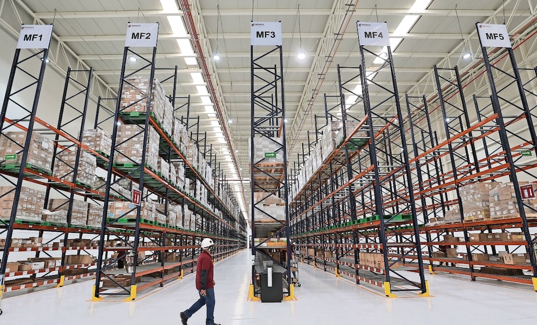 Abre con anaqueles y espacios semivacíos