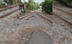 Una ciclovía inusual tiene baches, pasa por un puente peatonal hasta un tramo partido por el tren