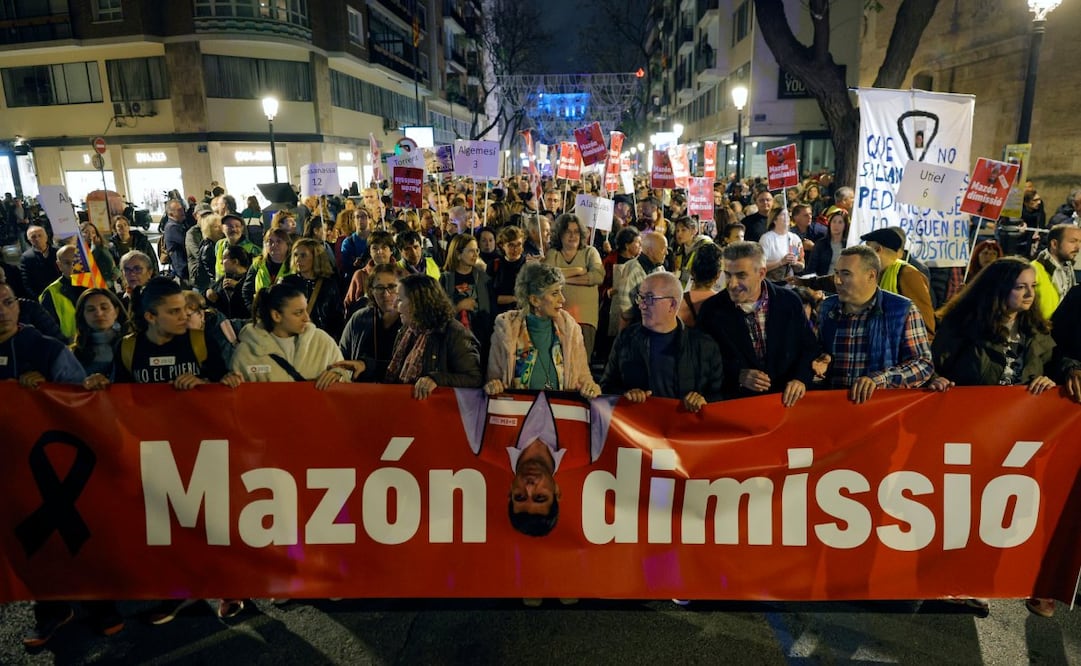 Manifestantes en Valencia piden la dimisión de Mazón. Foto: EFE