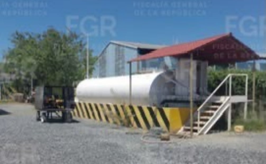 Aseguran 467 mil litros de hidrocarburo en Salinas Victoria, Nuevo León; investigan almacenamiento ilícito.
Foto: Especial.