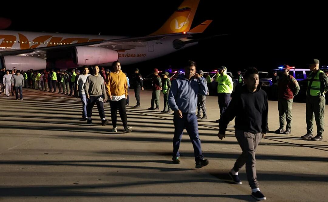 Un grupo de 199 migrantes venezolanos retornó en la madrugada de este lunes a su país en un avión procedente de Honduras, a donde habían llegado desde EU, país del que fueron deportados, informó el titular de Interior, Diosdado Cabello. Foto: EFE/Archivo
