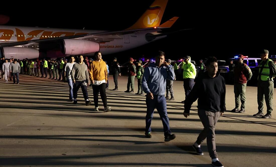 Fotografía cedida por Prensa del Ministerio de Interior, Justicia y Paz, donde se observa a personas bajarse de un avión en el Aeropuerto Internacional Simón Bolívar, en La Guaira (Venezuela). Un grupo de 199 migrantes venezolanos retornó a su país en un avión procedente de Honduras, a donde habían llegado desde EU, país del que fueron deportados. Foto: EFE