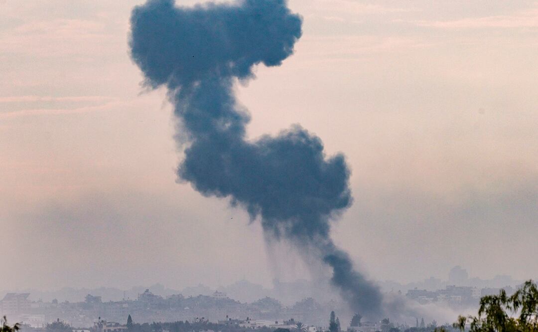Imagen tomada desde la localidad de Sderot este martes de la zona norte de Gaza, la mas castigada por los bombardeos. Foto: EFE