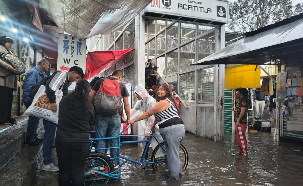 Fuertes lluvias dejan afectaciones en la CDMX; cablebús y metro modifican su servicio.
Foto: Luis Camacho/El Universal