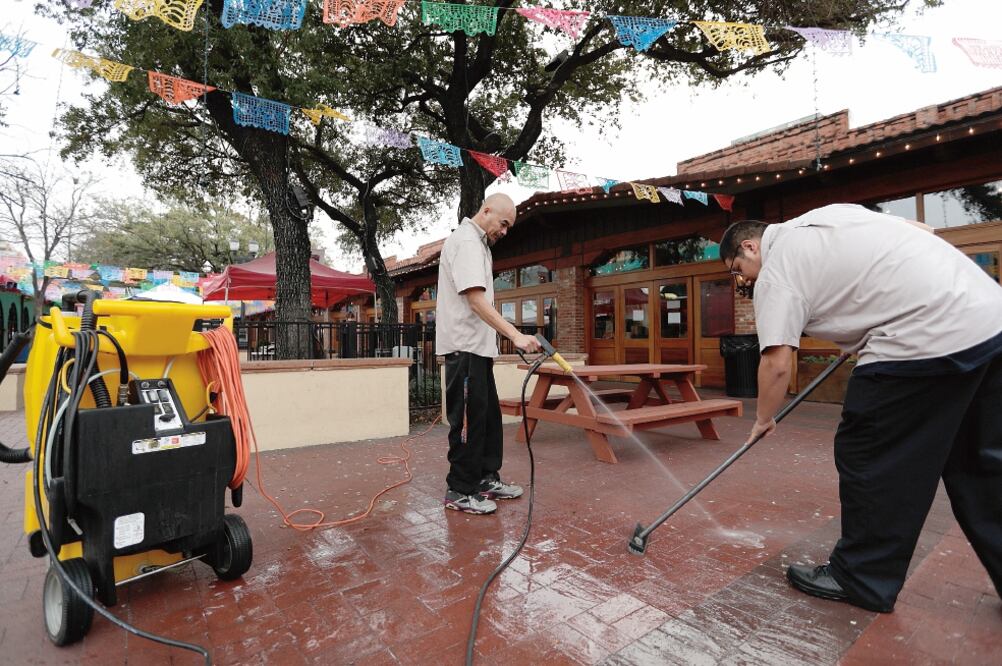 “Aquí gano 9 dólares la hora por quitar caca”