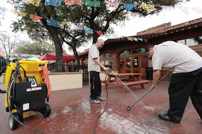 “Aquí gano 9 dólares la hora por quitar caca”