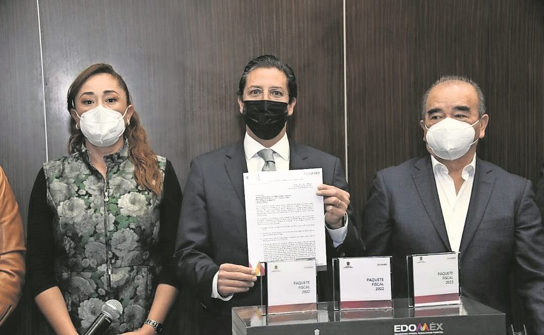 El secretario de Finanzas, Rodrigo Jar-que (centro) entregó al líder de la Jucopo, Maurilio Hernández (der), el paquete fiscal. Foto: Especial