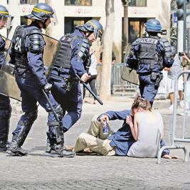 Enfrentamiento entre chalecos y policías empaña desfile francés