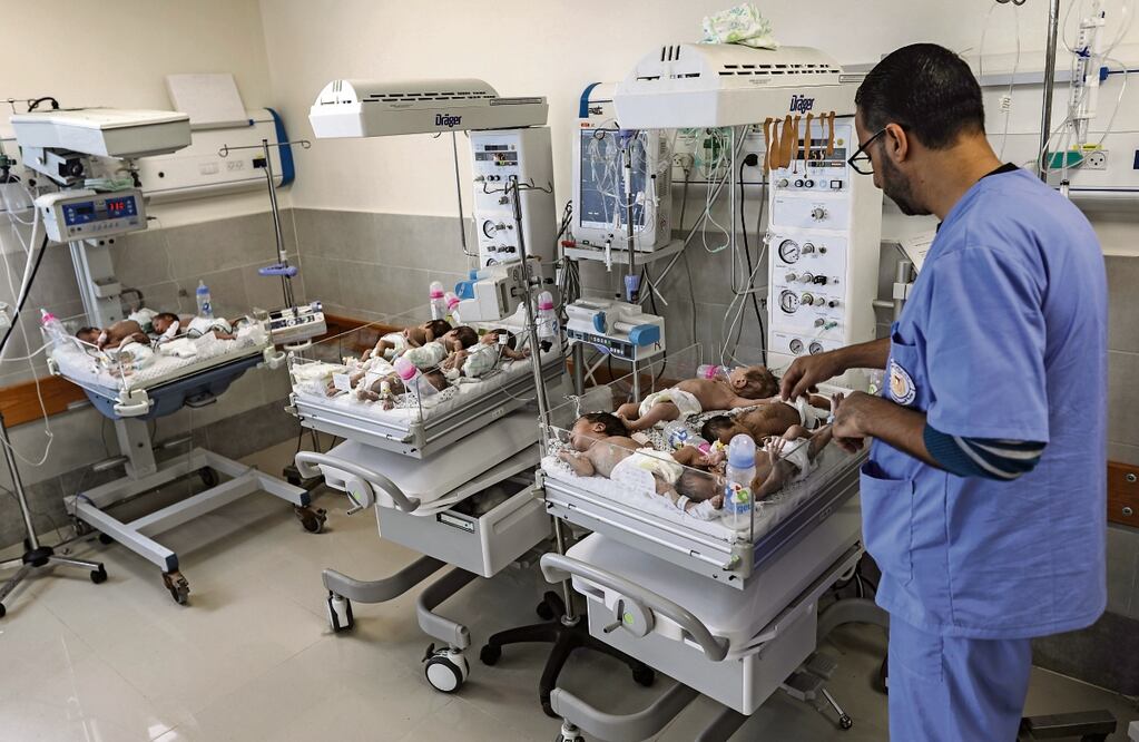 Médicos palestinos alistan a 28 bebés prematuros para sacarlos de Gaza y transferirlos a Egipto, donde se afirma que se encuentran en estado crítico. Foto: EFE