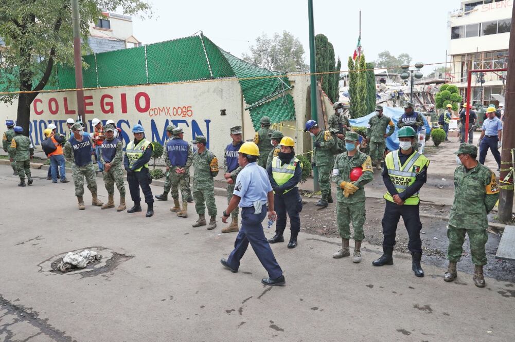 Con el sismo se cayeron dos cuerpos de un inmueble de la escuela, lo que provocó el deceso de 25 personas. (ARIEL OJEDA. EL UNIVERSAL)