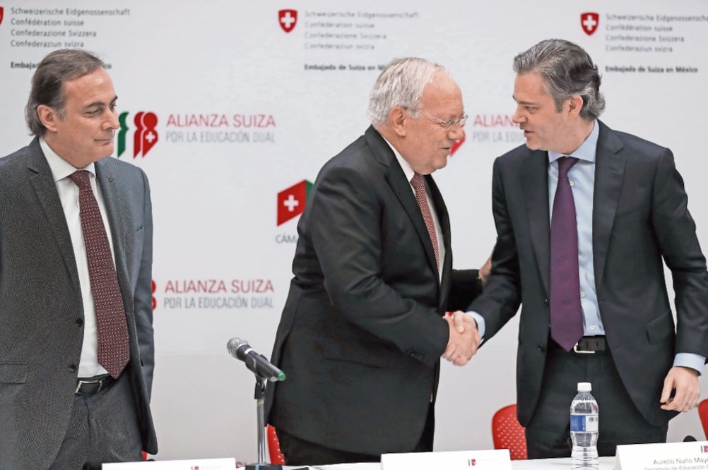 Juan Pablo Castañón, Johann Schneider-Ammann y Aurelio Nuño Mayer. (FOTO: JUAN CARLOS REYES. EL UNIVERSAL)