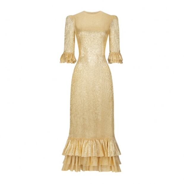 Yalitza Aparicio impacta en alfombra roja con vestido dorado de Cenicienta