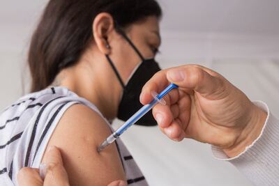 No es necesario esperar 15 días entre la aplicación de la vacuna de Covid y la influenza: OMS y CDC 