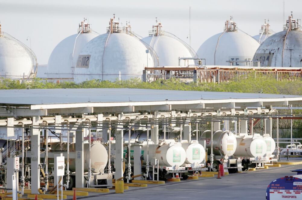 La ASF indicó que en 2017, el Sistema Nacional de Refinación utilizó menos de la mitad del promedio de la capacidad disponible de las refinerías. (ARCHIVO EL UNIVERSAL)