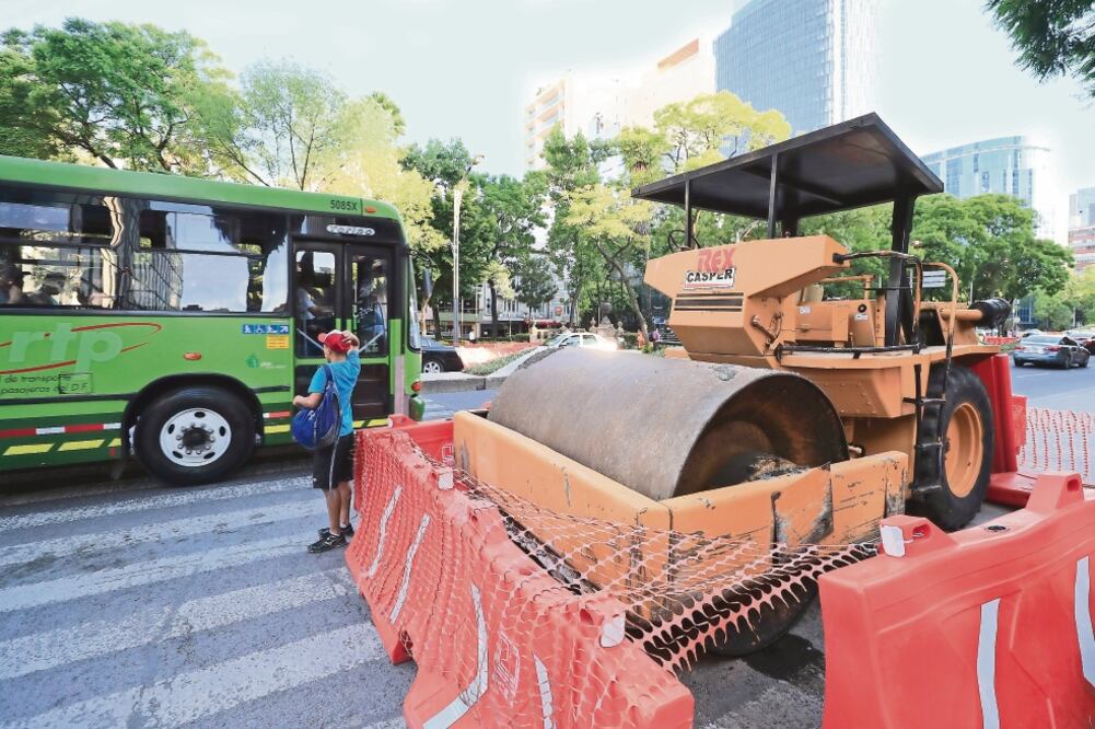 La Secretaría de Obras expone que además de pagar la renta de maquinaria se deben asumir penalizaciones por pedidos de material cancelados (IRVIN OLIVARES. EL UNIVERSAL)