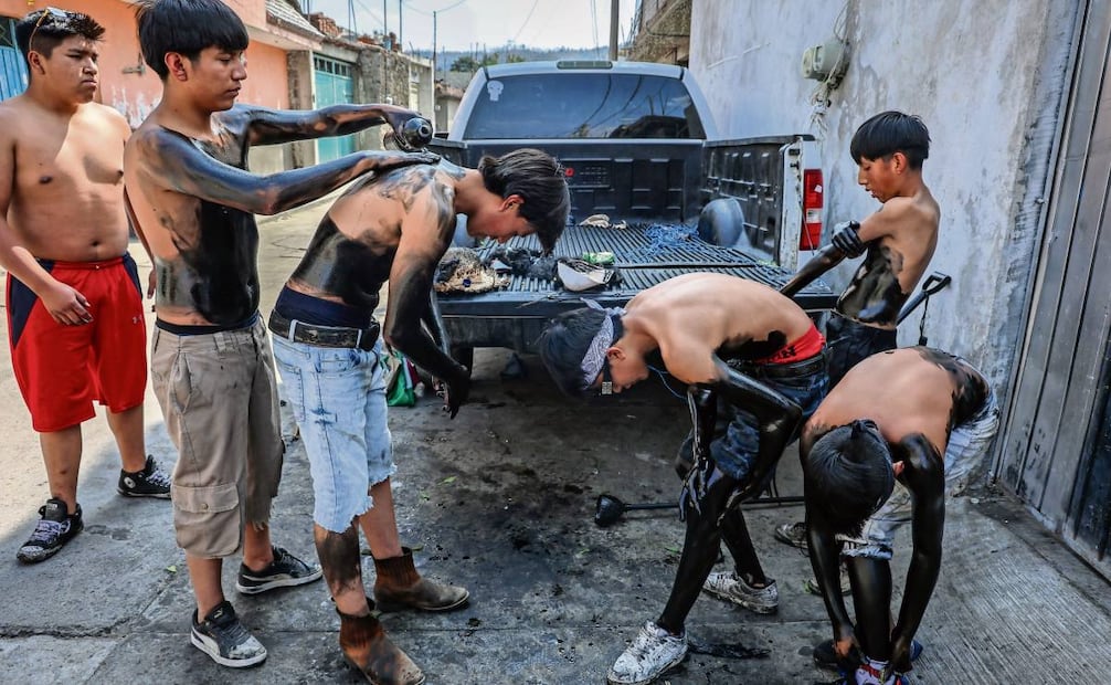 Los jóvenes se cubren la piel con una mezcla de aceite vegetal y pigmentos, que pueden ser negros, rojos o tonos metálicos. Foto: Luis Camacho / EL UNIVERSAL