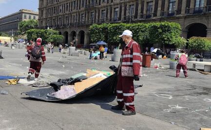 Implementan operativo de limpieza en el Zócalo tras retirada del plantón de la CNTE; participan más de 200 trabajadores