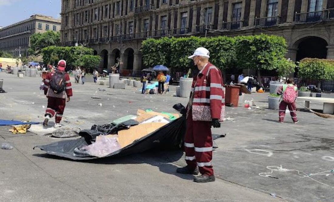 Implementan operativo de limpieza en el Zócalo