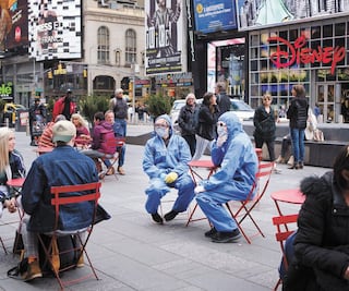 Covid-19 avanza sin control; países se aíslan     