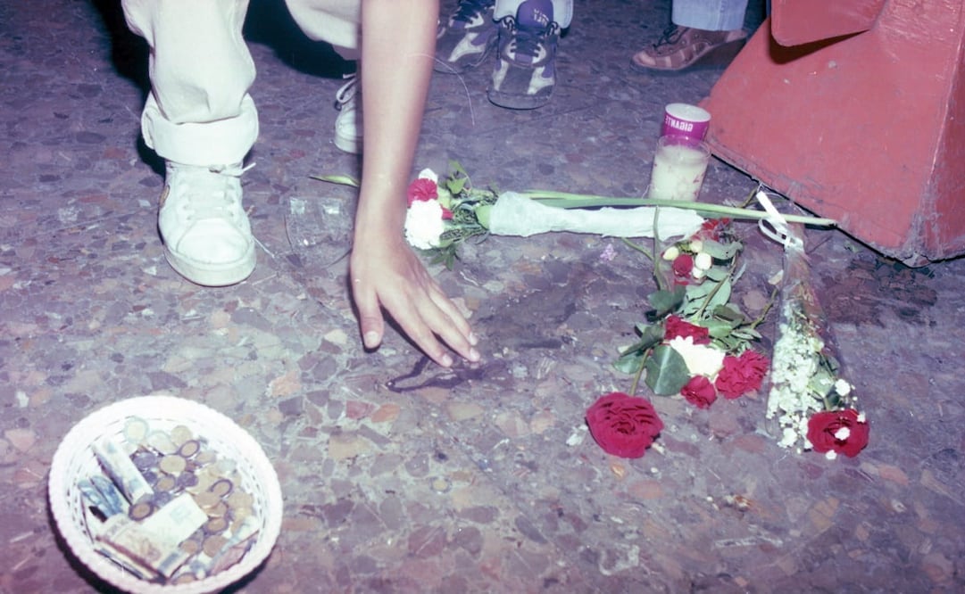 Miles de capitalinos rezaron ante la Virgen del Metro, descubierta en una loseta de la estación Hidalgo, 1997. Según EL UNIVERSAL, tal aparición fue el primer “fenómeno guadalupano” en instalaciones del STC. Foto: Gerardo Jacomé/Archivo EL UNIVERSAL.