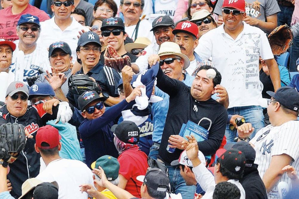 La fanaticada buscó afanosa quedarse con una bola para el recuerdo (IMAGO7)