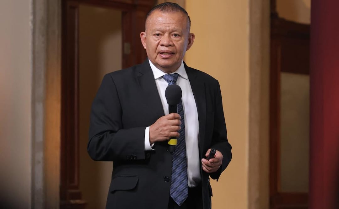 Isidoro Pastor Román, director del Aeropuerto Internacional Felipe Ángeles (AIFA) durante la conferencia de prensa de la presidenta Claudia Sheinbaum (01/04/2026). Foto: Gabriel Pano / EL UNIVERSAL