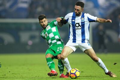 El Real Betis no quita el dedo del renglón por Layún