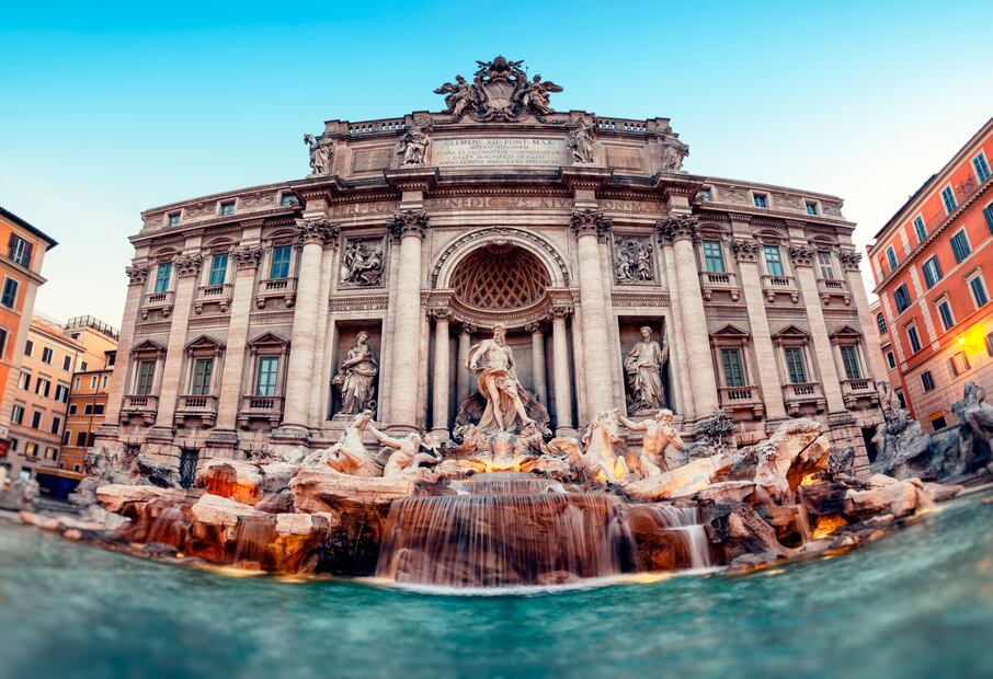 En la Fontana di Trevi se cree que arrojar monedas a la fuente traerá buena suerte. (Foto: Istock)