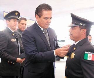Reconocen trayectoria y aportación de 100 policías