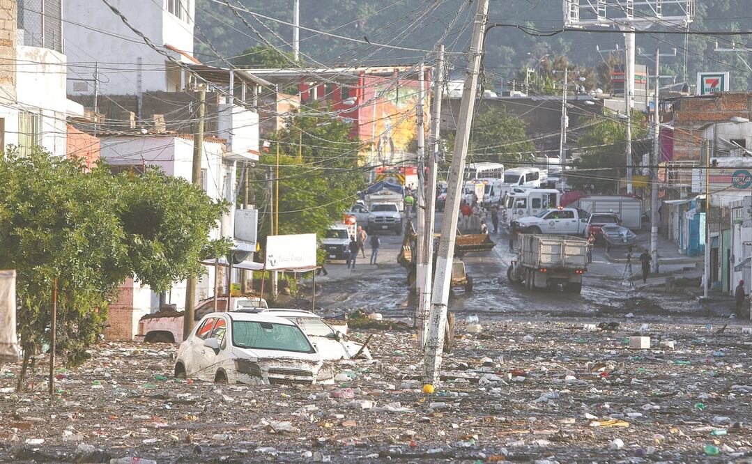 Los trabajos para concluir las labores de saneamiento se han prolongando; las unidades laboraron en la liberación de vialidades, por los escombros a causa del desbordamiento. Foto: CARLOS ZEPEDA. EL UNIVERSAL