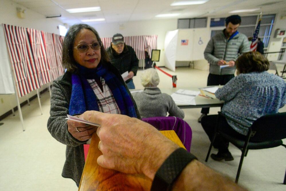 Victoria Akeley, de Hinsdale, New Hampshire, emite su voto, en las primarias de New Hampshire. AP