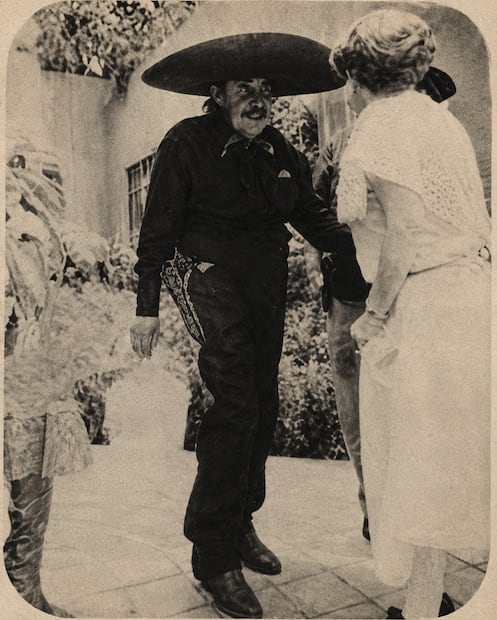 Emilio “El Indio” Fernández se vistió de charro para el homenaje que le rindieron en Xochimilco en agosto de 1985.
Hemeroteca EL UNIVERSAL.