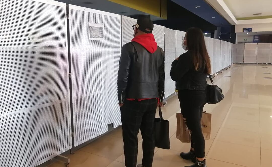 Pareja en entrada de un cine. Fotos: Araceli García