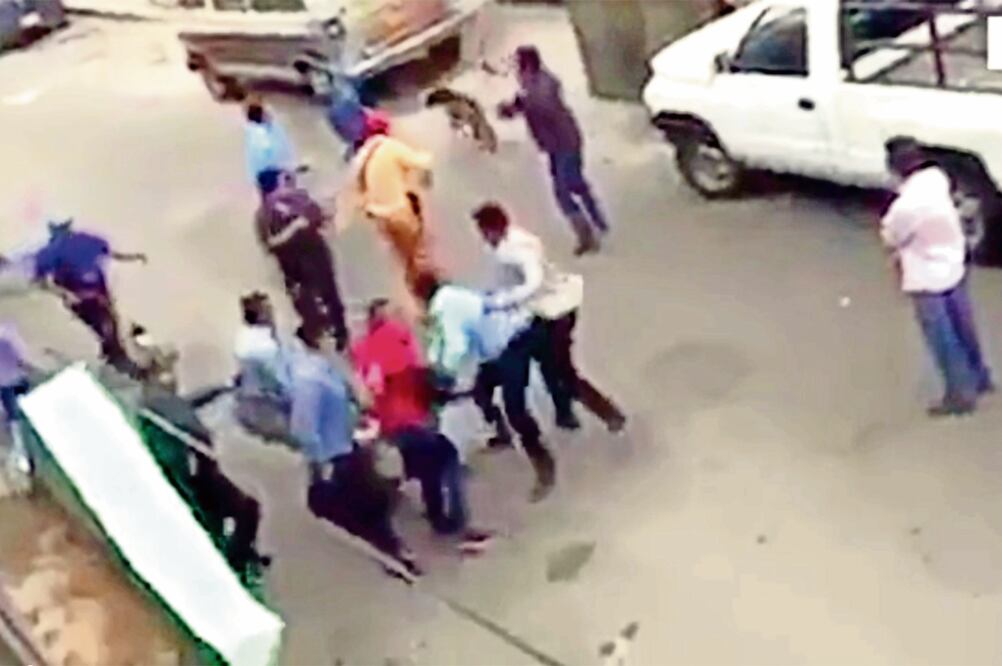 En un video se observa cómo por lo menos cuatro personas llevan a rastras a uno de los presuntos criminales. En el camino hacia la patrulla se escuchan por lo menos cuatro detonaciones de arma de fuego; no se reportan heridos (TOMADA DE VIDEO)