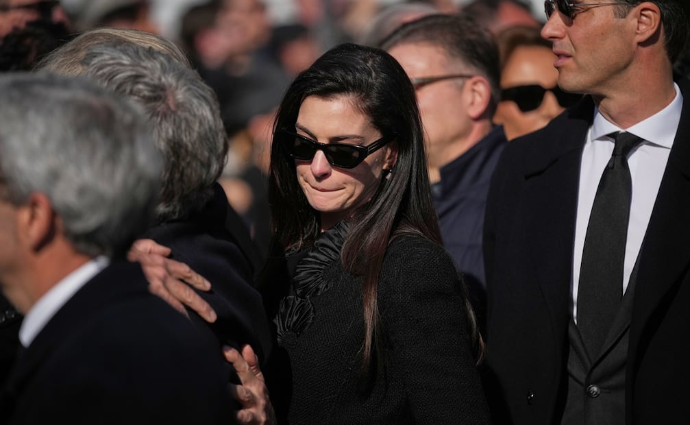 Anne Hathaway sale del funeral del diseñador de moda Valentino Garavani en la Basílica de Santa María de los Ángeles, en Roma.
Foto: AP/Andrew Medichini.