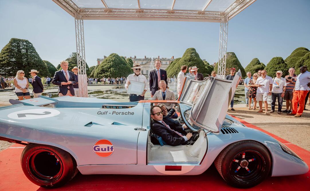 Wilhelm Schmid, CEO de A. Lange & Söhne, entrega el Decade Award para el mejor auto 1960, el Porsche 917K.