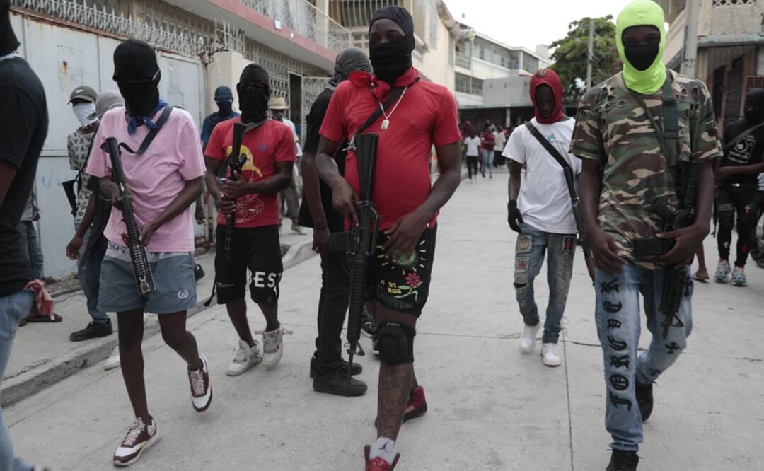 Miembros armados de la pandilla “G9 y Familia” participan en una marcha contra el primer ministro de Haití, Ariel Henry, en Puerto Príncipe, Haití, el 19 de septiembre de 2023. Foto: AP