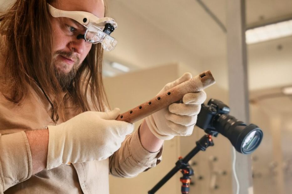Julian CUVILLIEZ, arqueomusicólogo, director de misión del Polo de Investigación en Interpretación y Arqueología Experimental, estudiando una flauta maya del siglo VI en el marco de la misión ITZAMNA, llevada a cabo en el Museo Nacional de Antropología de México. CRÉDITO – JULIAN CUVILLIEZ – AUDREY LECORGNE – PRIAE – MUSEO NACIONAL DE ANTROPOLOGÍA – INAH