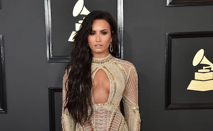 Demi Lovato posa en lencería en la cama