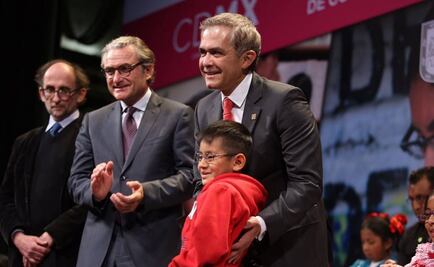 Mancera entrega lentes a 397 personas de comunidades indígenas