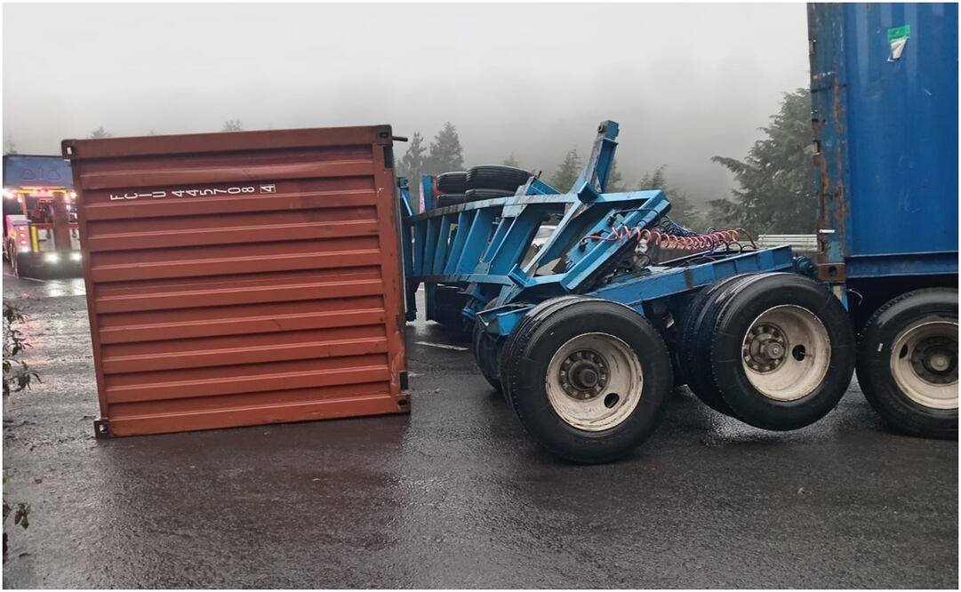 Tráiler de doble caja vuelca sobre la carretera libre México-Toluca. Foto: Especial