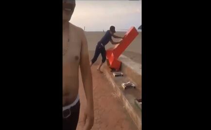 Jóvenes destruyen letras de parador turístico en playas de Sinaloa