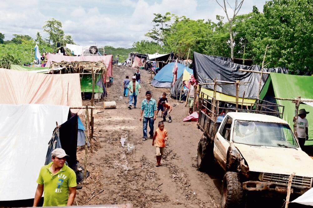 En medio de lodo y mosquitos, hombres, mujeres y niños sobreviven en una zona donde ni las autoridades mexicanas ni las guatemaltecas pueden detenerlos (LUIS MANUEL LÓPEZ)