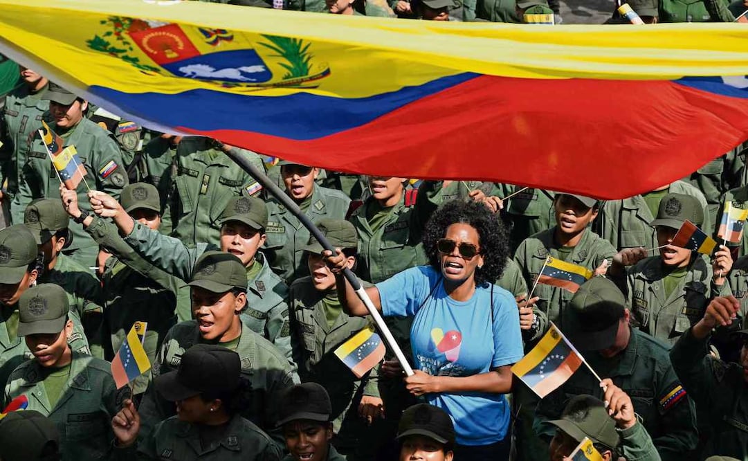 Miles de mujeres chavistas marcharon ayer en Caracas para expresar su respaldo a Delcy Rodríguez, presidenta encargada de Venezuela. Foto: Ronaldo Schemidt / AFP
