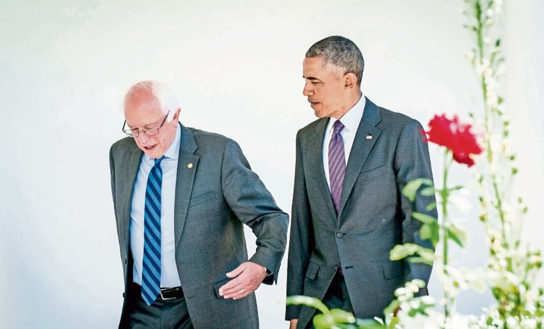 Barack Obama (der.) camina junto al derrotado aspirante presidencial demócrata Bernie Sanders durante su reunión de ayer en la Casa Blanca. Ambos acordaron unir fuerzas para evitar que Trump se convierta en mandatario de EU (PETE MAROVICH. EFE)