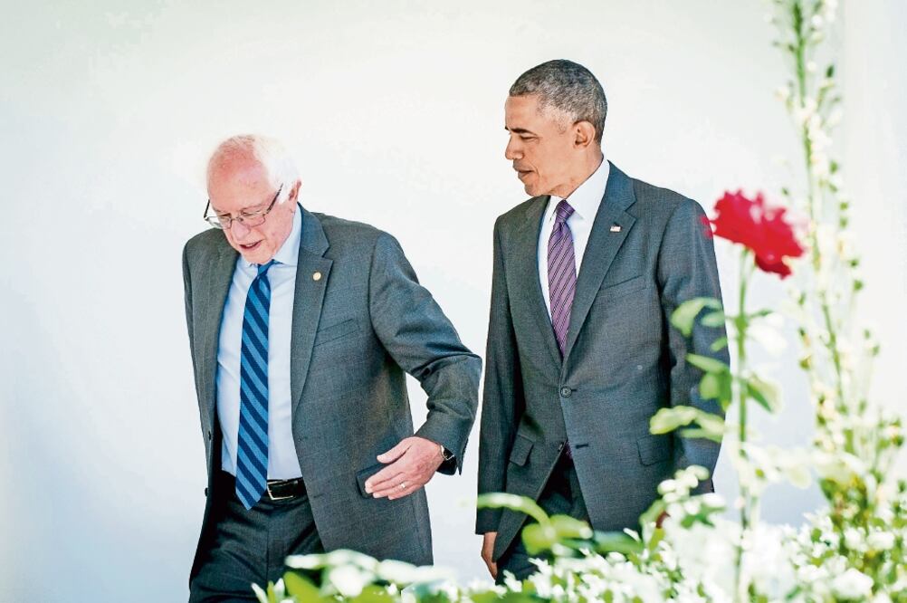 Barack Obama (der.) camina junto al derrotado aspirante presidencial demócrata Bernie Sanders durante su reunión de ayer en la Casa Blanca. Ambos acordaron unir fuerzas para evitar que Trump se convierta en mandatario de EU (PETE MAROVICH. EFE)